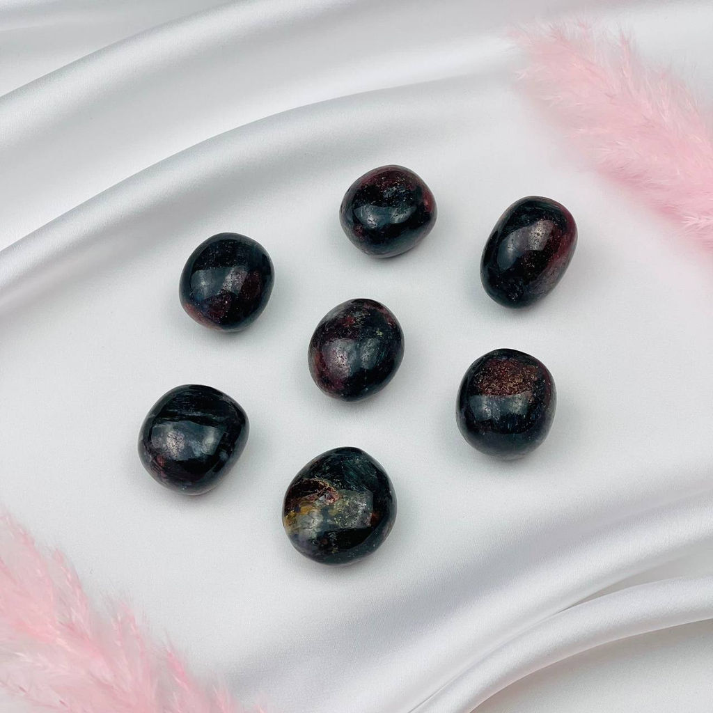 Галтовка из Граната с Арфведсонитом