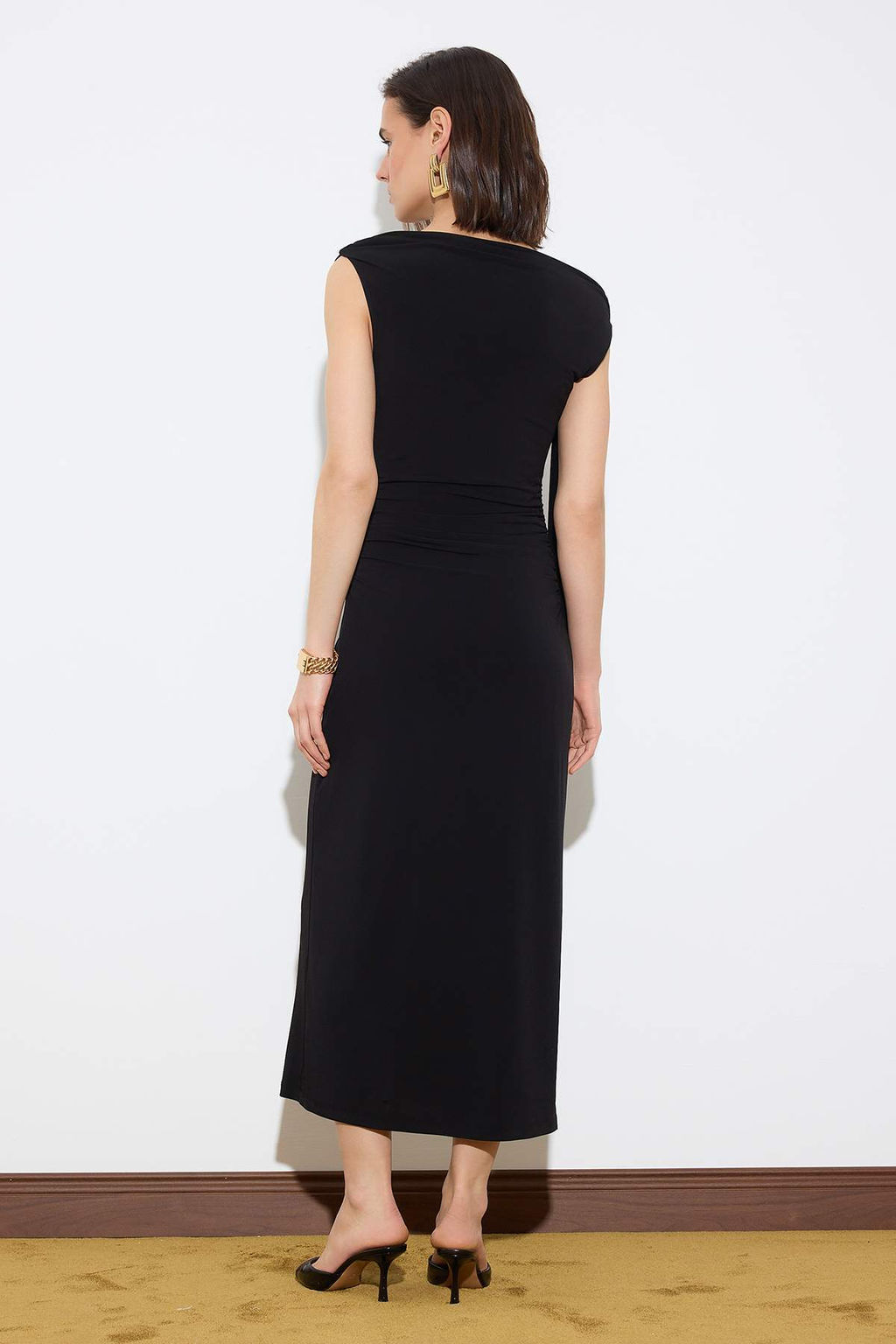 Limited Edition Siyah Bodycon Asimetrik Yaka Kolsuz Aksesuarl? Maxi Esnek Orme Elbise TWOSS26EL00258 - Trendyolmilla фото 4