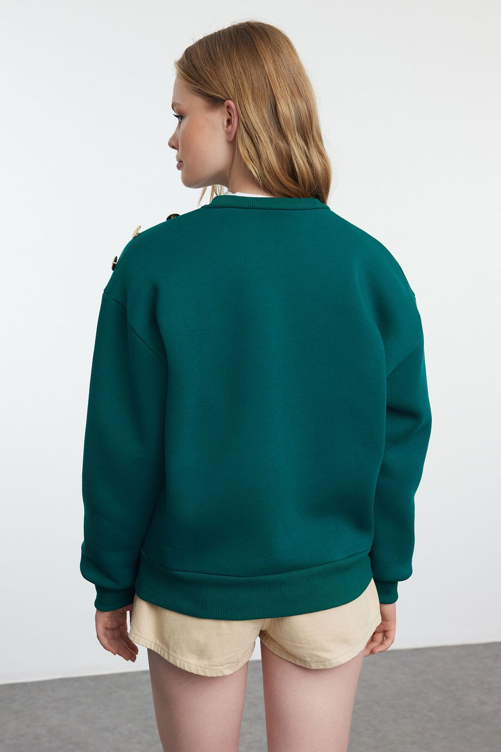 TRENDYOLMILLA Bej Sloganl? Dugme Detayl? Regular Kal?p Kal?n Ici Polarl? Orme Sweatshirt TWOAW25SW00015  фото 5