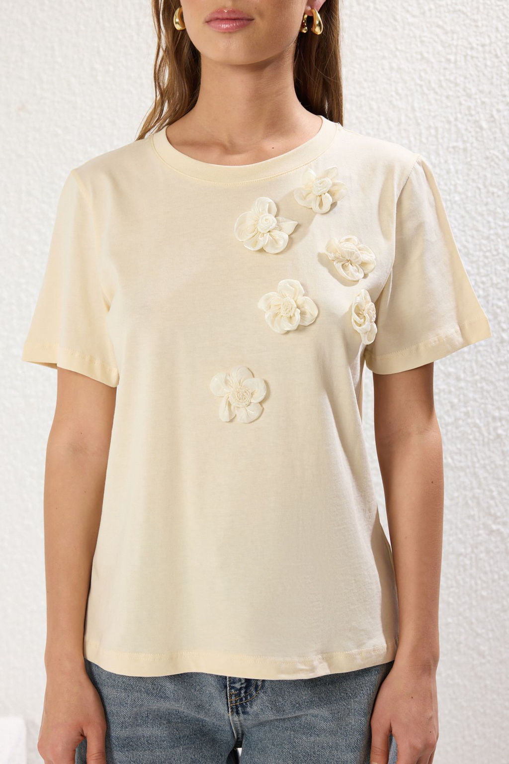 Trendyolmilla Ac?k Tas %100 Pamuk Aksesuar Cicek Detayl? Regular/Normal Kal?p Orme T-Shirt TWOSS25TS00026 фото 3