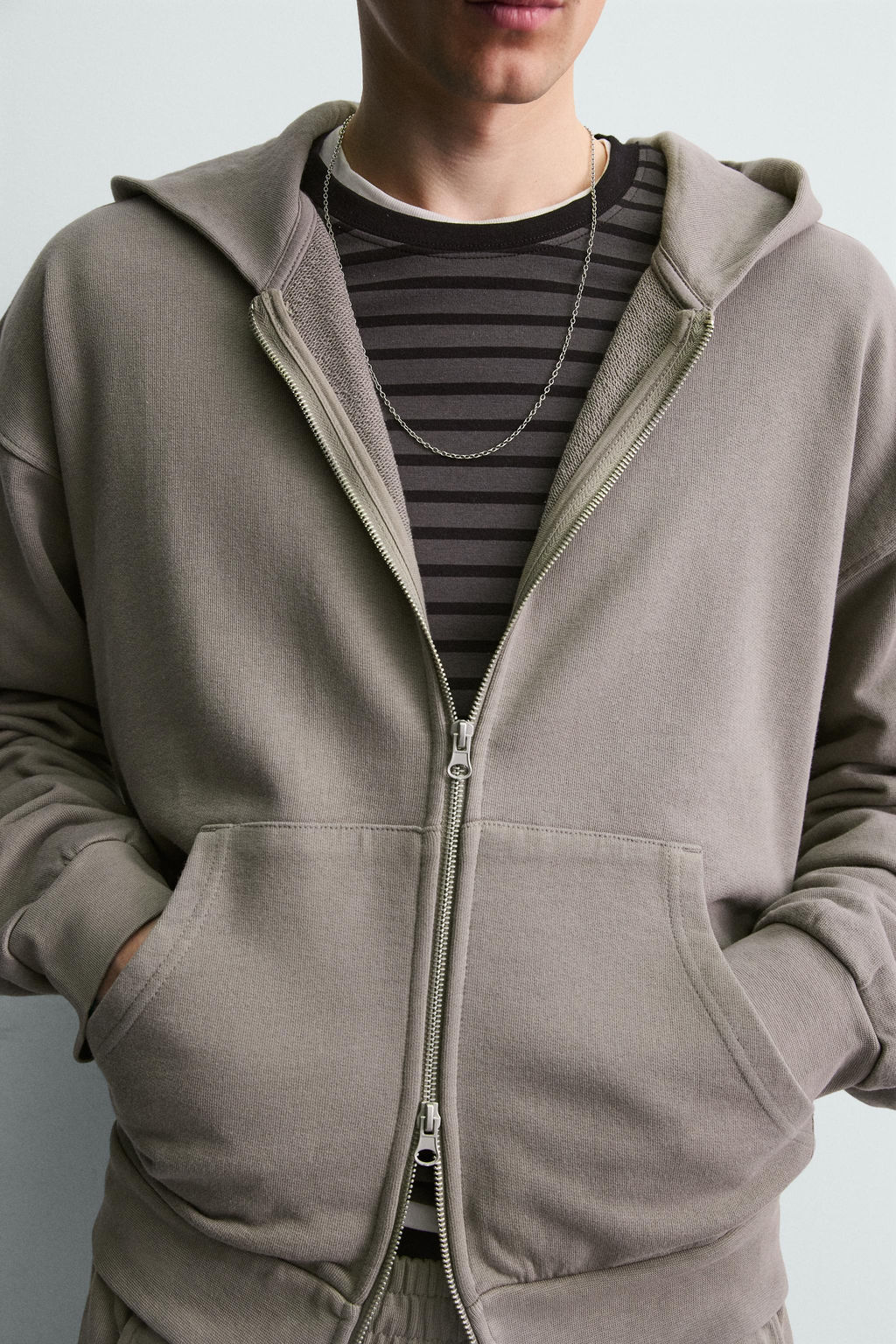 SUDADERA LAVADA CREMALLERA CAPUCHA / Gris claro - Zara фото 6