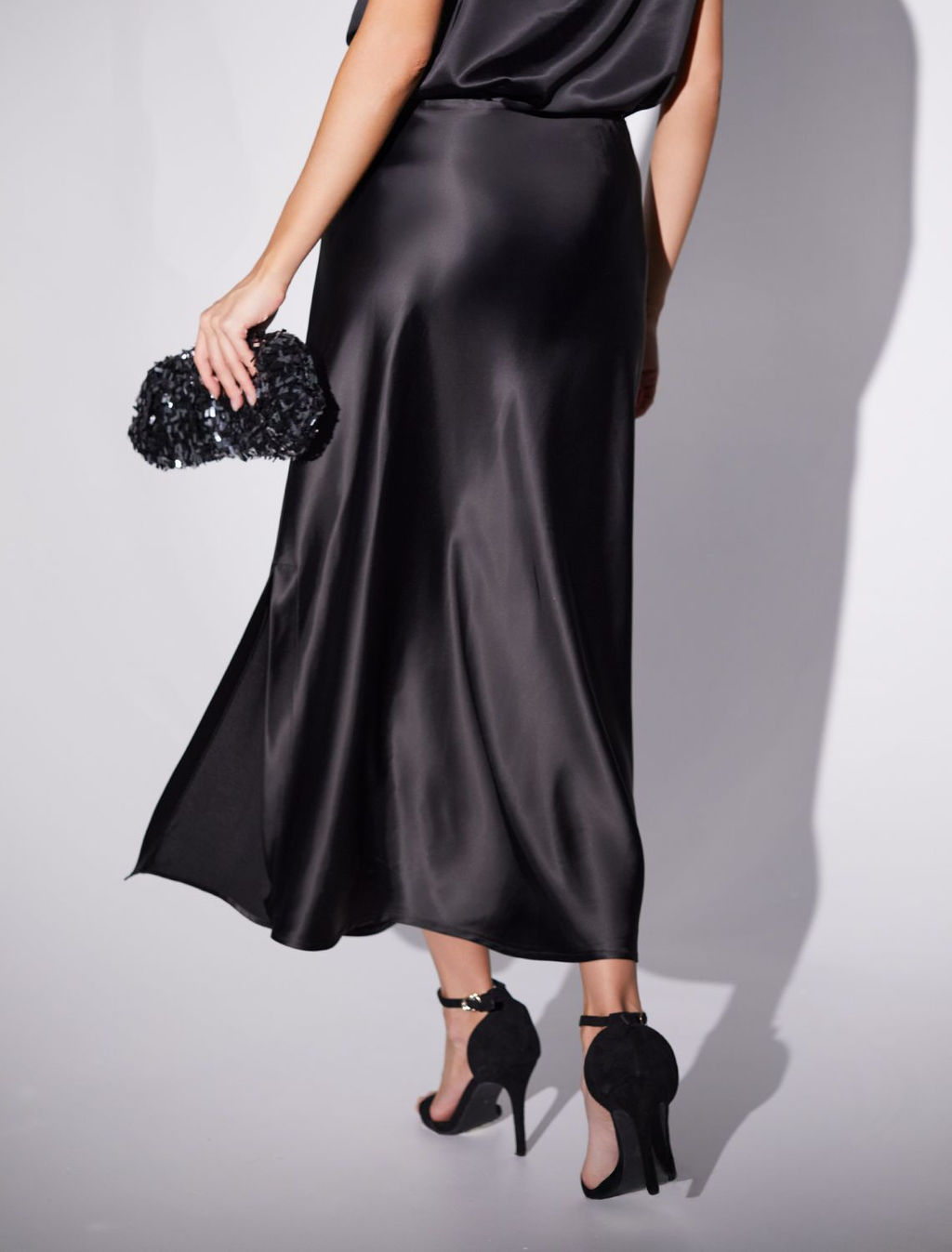 Юбка миди с разрезом из струящегося плотного сатина - Vilatte фото 3