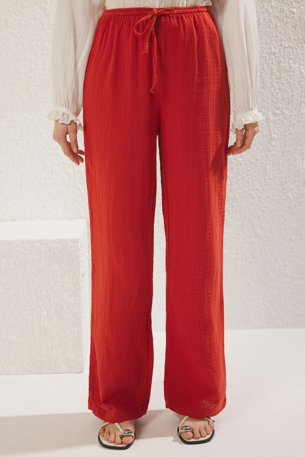 TRENDYOLMILLA Koyu K?rm?z? Muslin Beli Lastikli Yuksek Bel Wide Leg/Genis Paca Dokuma Pantolon TWOSS25PL00067 фото 8