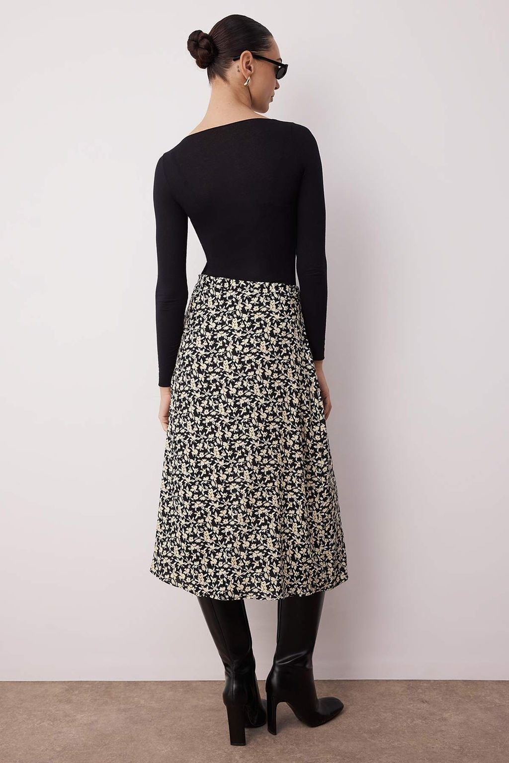 Siyah Y?rtmac Detayl? Cicek Desenli Viskon Kumasl? Midi Dokuma Etek TWOSS20ET0230