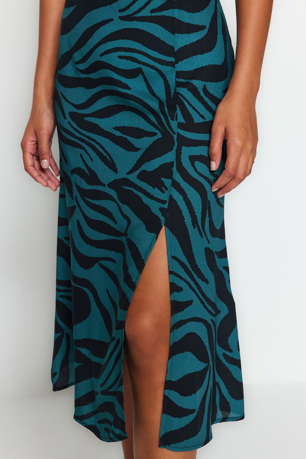 TRENDYOLMILLA Siyah Y?rtmacl? Detayl? Viskon Kumasl? Hayvan Desenli Midi Dokuma Etek TWOAW22ET0447 фото 5