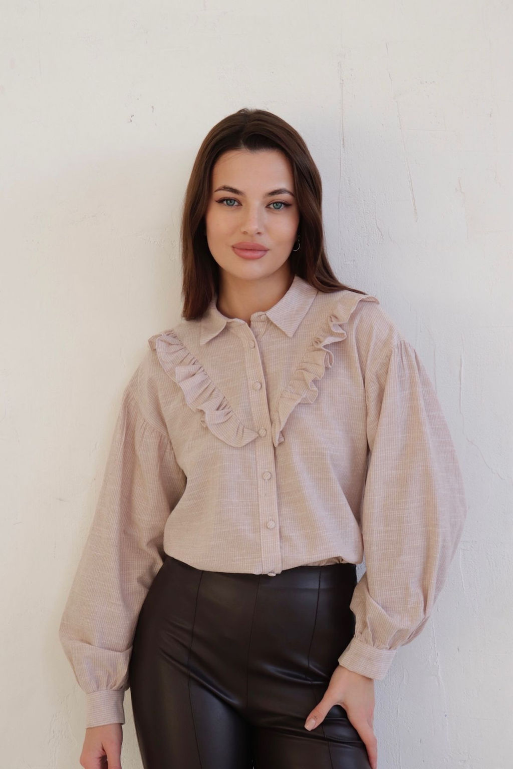 11070 Блуза с кокеткой и оборкой кремовая - Martichelli фото 3