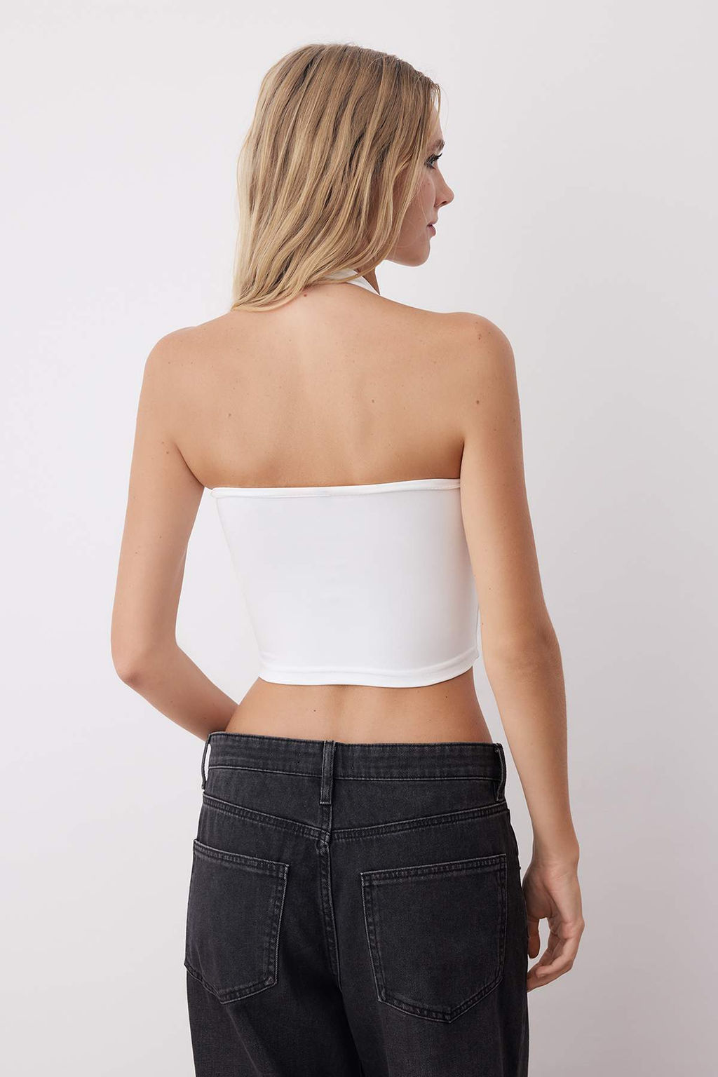 Siyah-Beyaz Boyundan Gecmeli Vucuda Oturan Crop Esnek Orme Bluz TWOAW26BZ00251