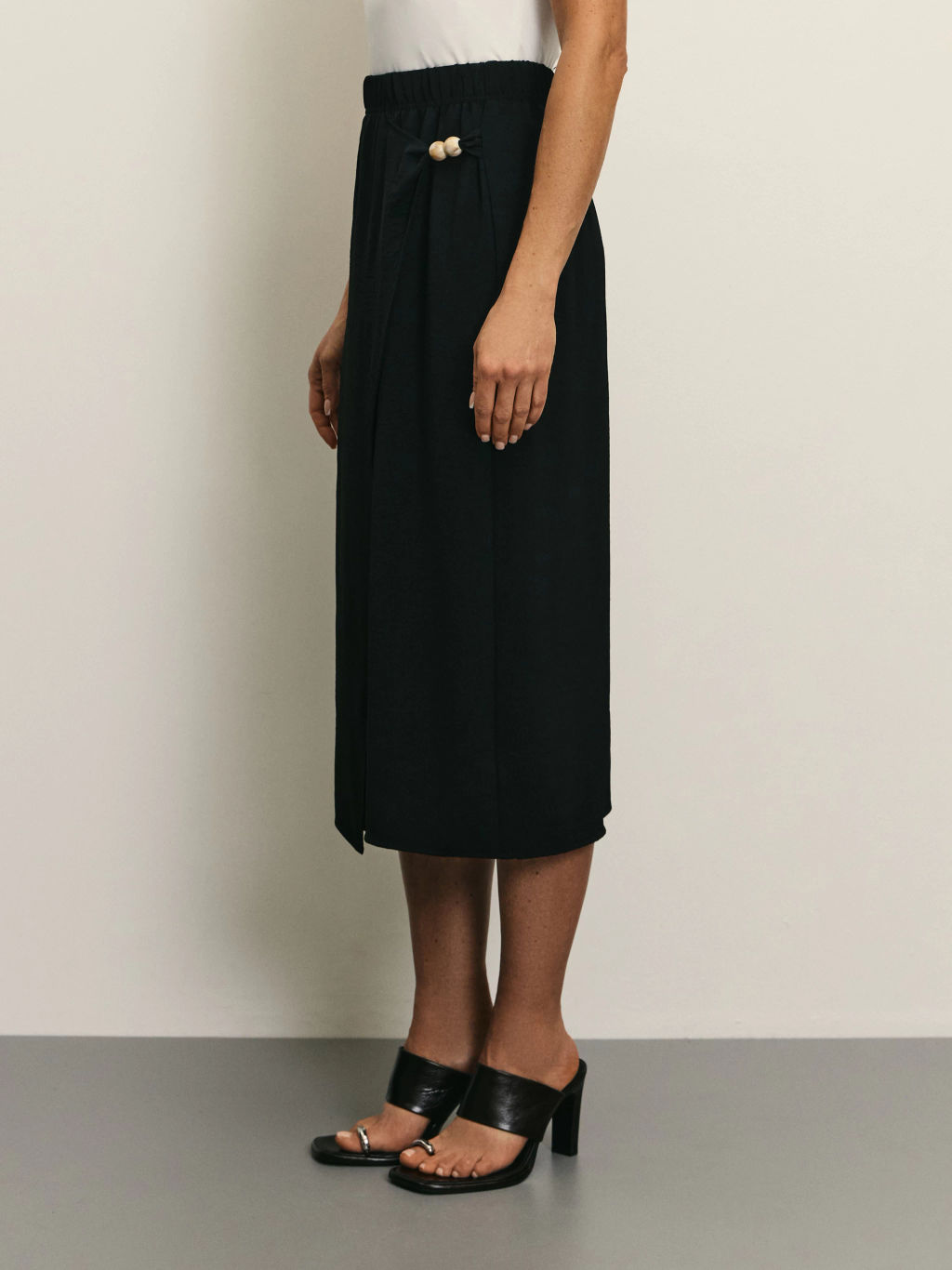 Юбка на запах с декоративными бусинами / Zarina  фото 3