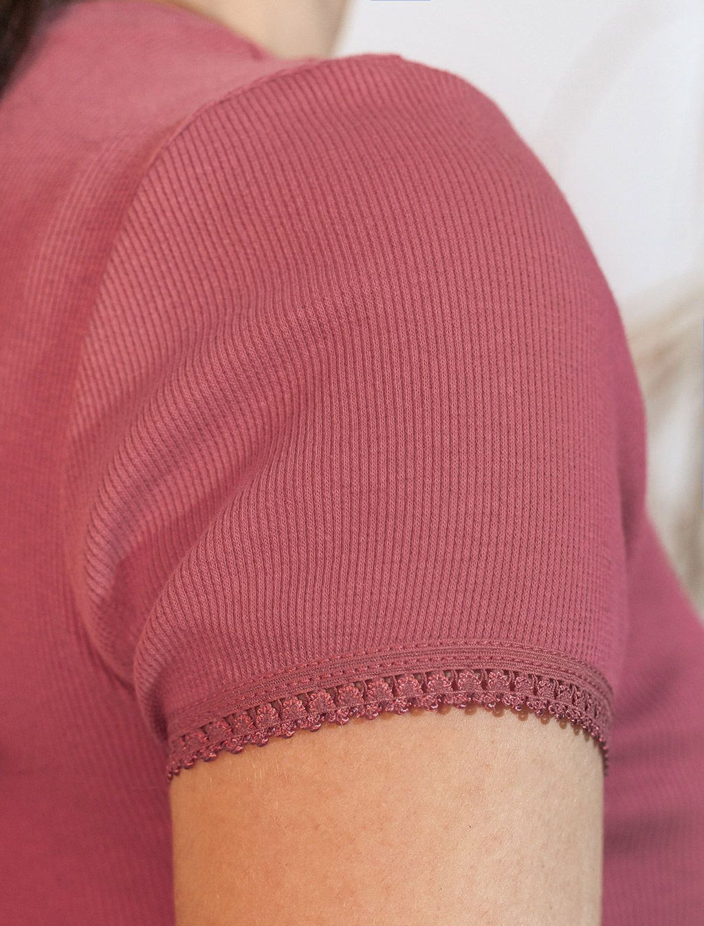 Футболка с круглым вырезом из фактурного трикотажа в рубчик