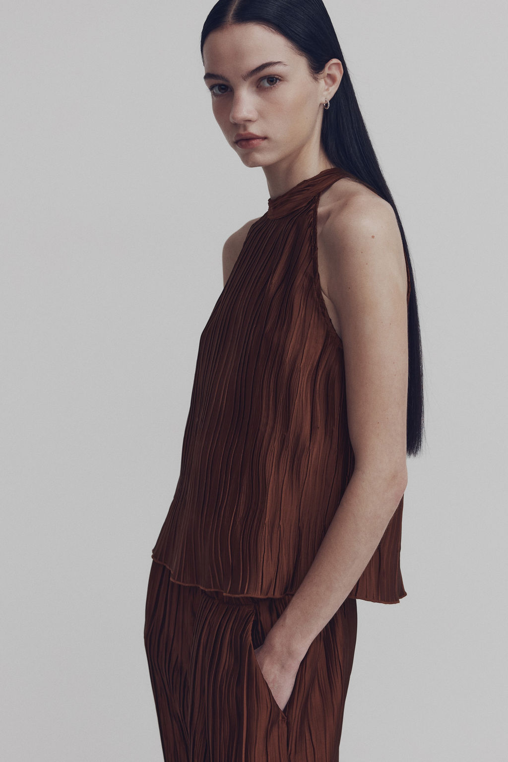Top sin mangas efecto arrugado - H&m фото 5
