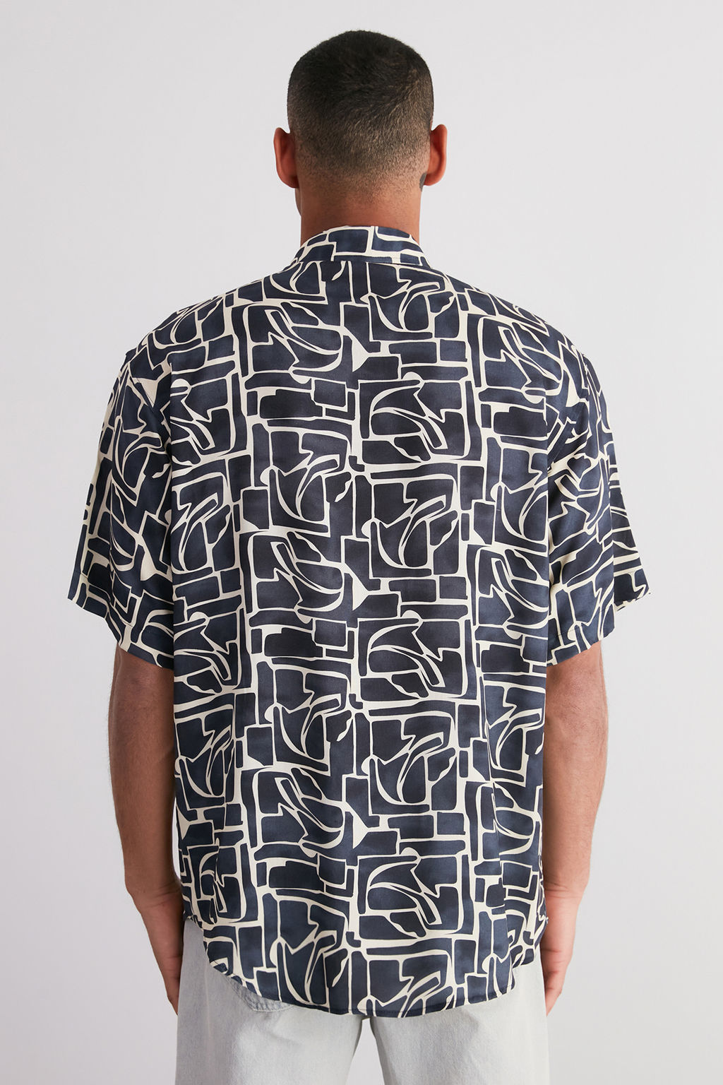 TRENDYOL MAN Lacivert More Sustainable Oversize Fit %100 Viskon Desenli K?sa Kollu Salas Gomlek TMNSS24GO00051 - Trendyolmilla фото 6