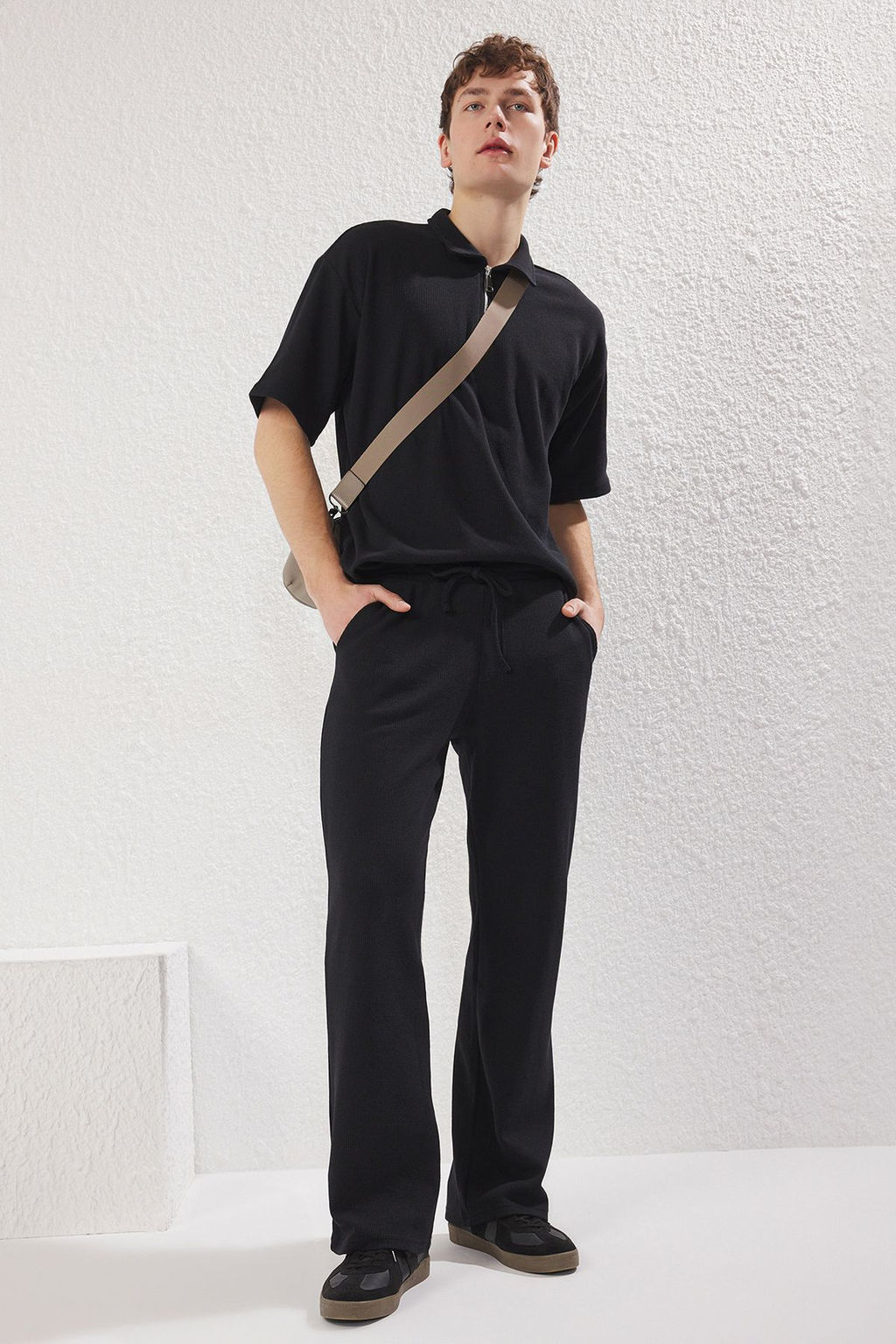 TRENDYOL MAN Siyah Wide Leg/Genis Kesim Waffle Dokulu Esofman Alt? Pantolon TMNSS25EA00000