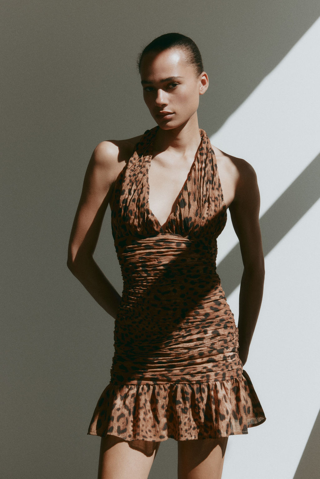 Vestido fruncido con fular decorativo - H&m фото 3