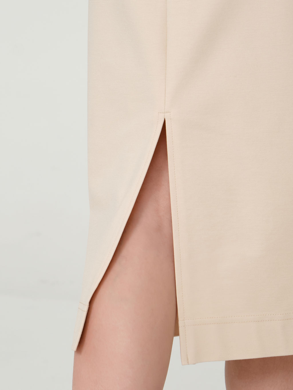 Платье со спущенным плечом