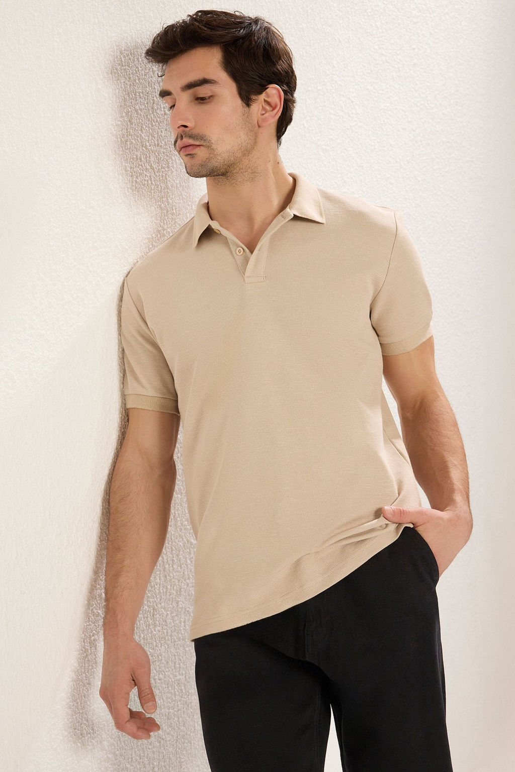 Siyah Regular/Normal Kesim Kal?n Dokulu Etiket Detayl? TMNSS25PO00002