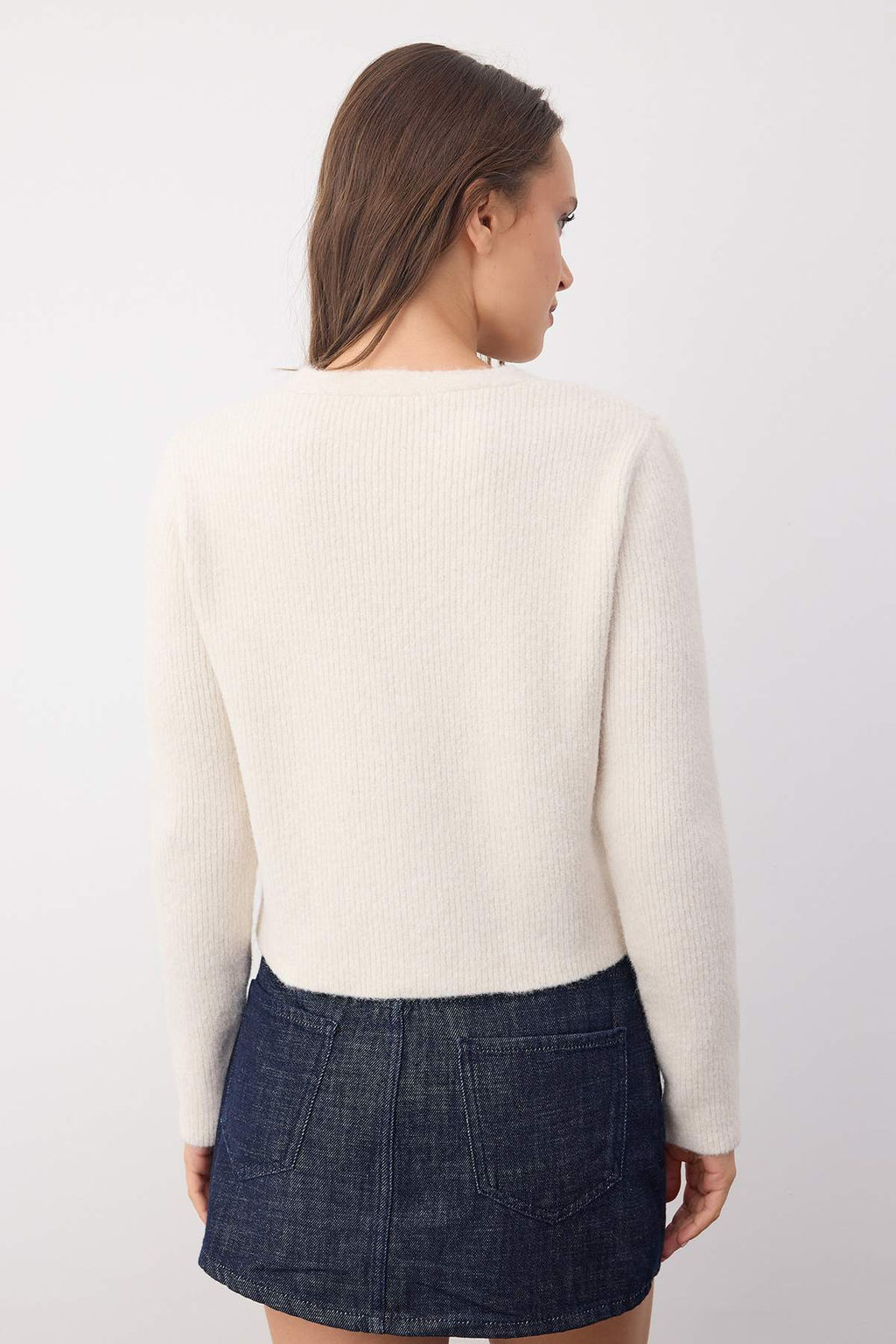 Wardrobe Essentials Ekru Crop Dugme Detayl? Yumusak Dokulu V Yaka Yunlu Triko H?rka TWOAW26HI00013