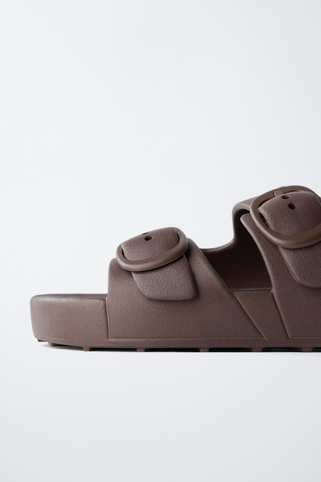 SANDALIA ENGOMADA HEBILLAS / Marr?n