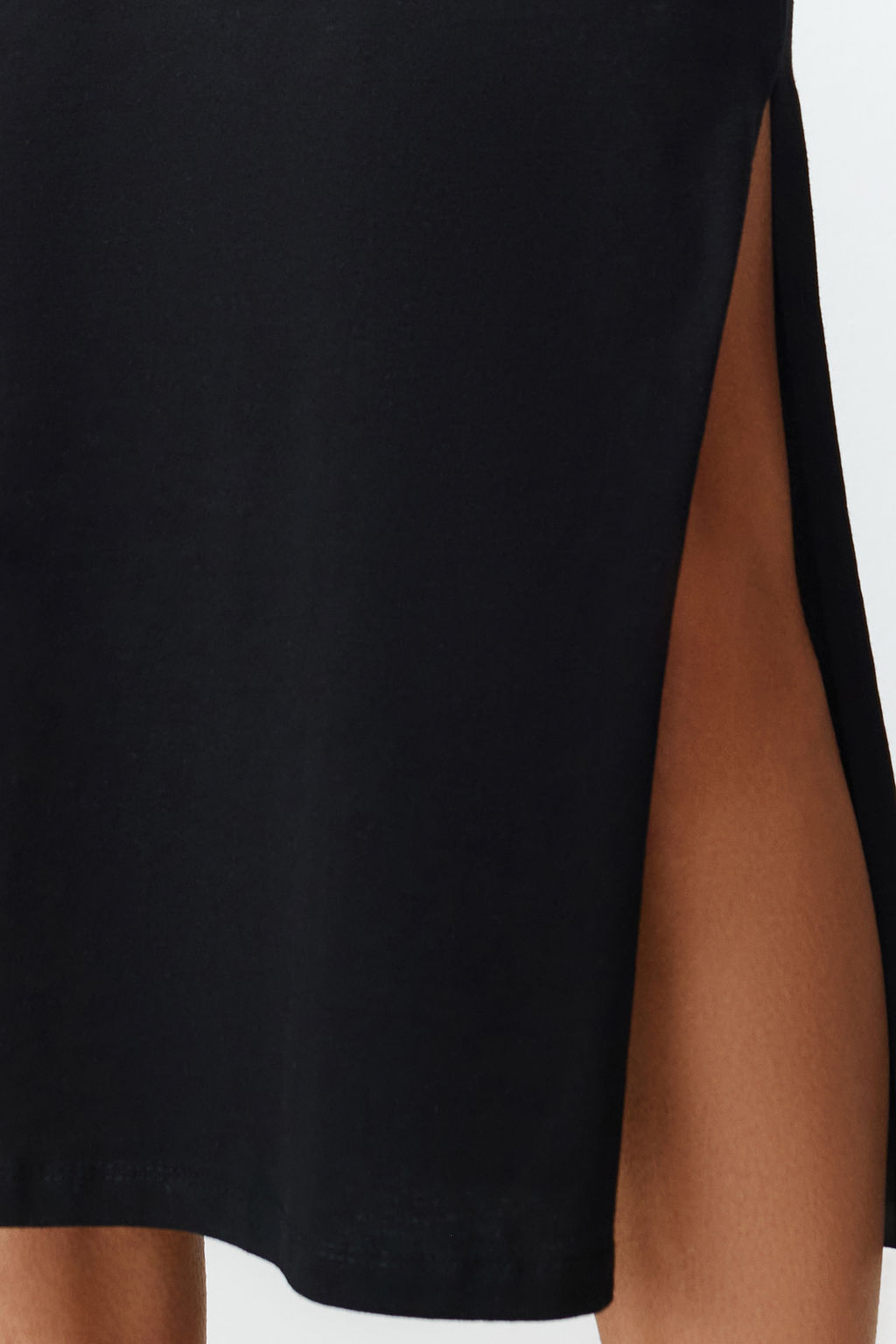 Siyah Duz T-shirt Elbise %100 Pamuk Y?rtmac Detayl? Shift/Rahat Kesim Midi TWOSS24EL00140