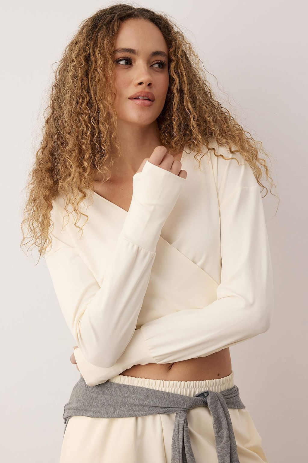 Ekru Dalg?c/Scuba Regular Sweatshirt THMAW26SW00004 - Trendyolmilla фото 2