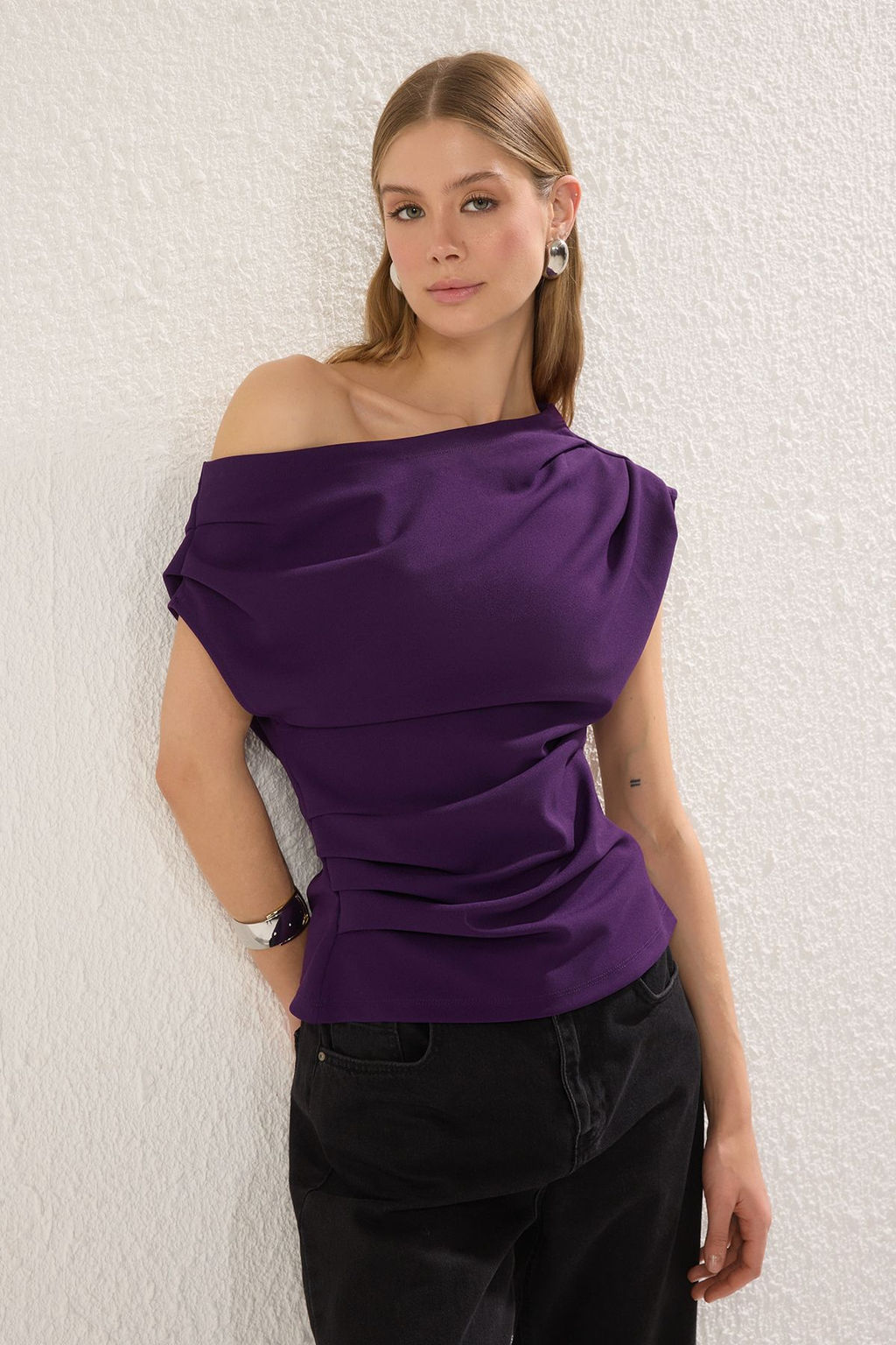 Trendyolmilla Siyah Buzgu/Drape Detayl? Dokumlu Asimetrik Yaka Orme Bluz TWOSS25BZ00024  фото 9
