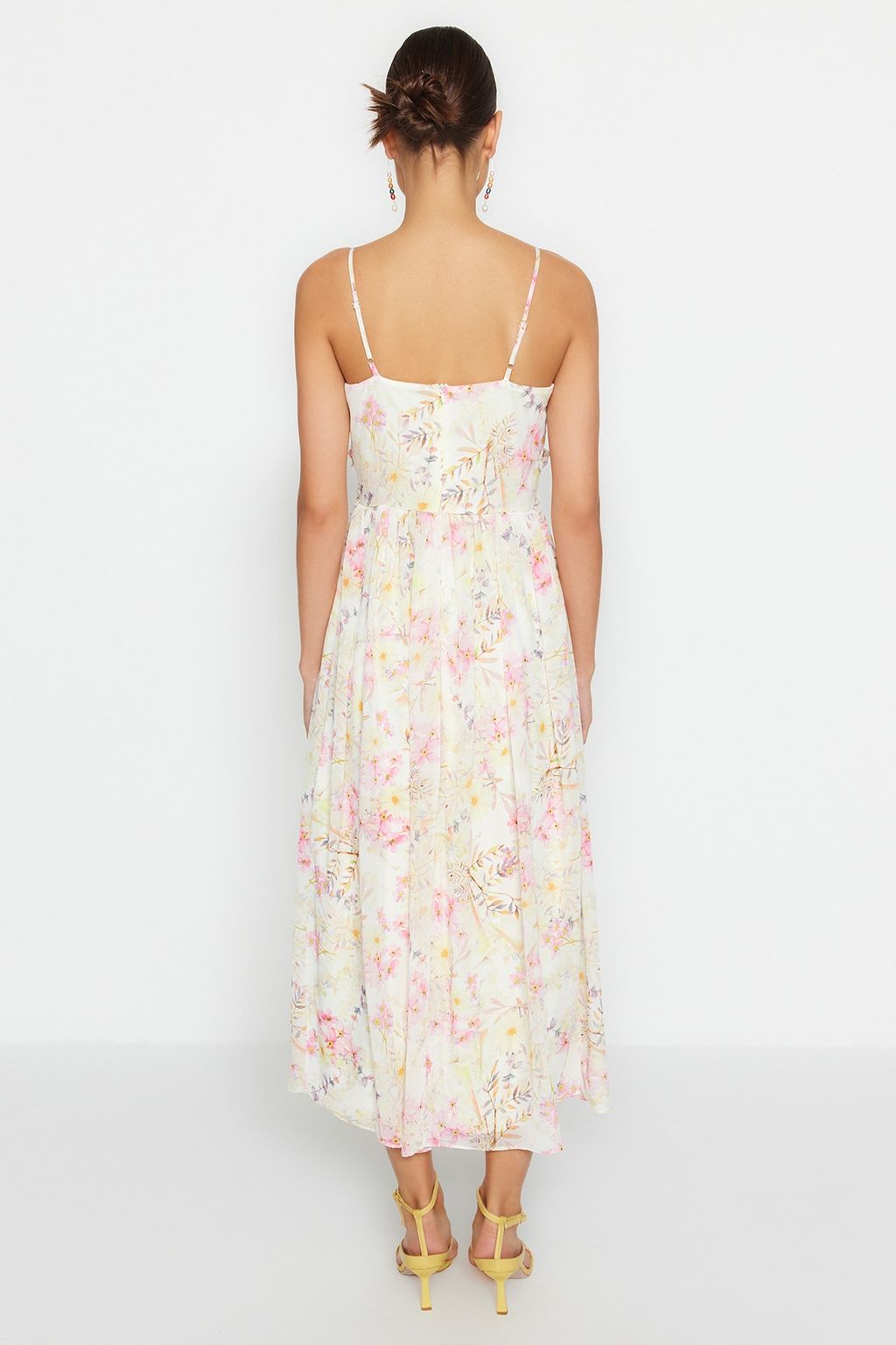 TRENDYOLMILLA Ekru Cicek Desenli A-Kesim F?rf?r Detayl? Astarl? Sifon Maxi Dokuma Elbise TWOSS23EL02013 фото 5