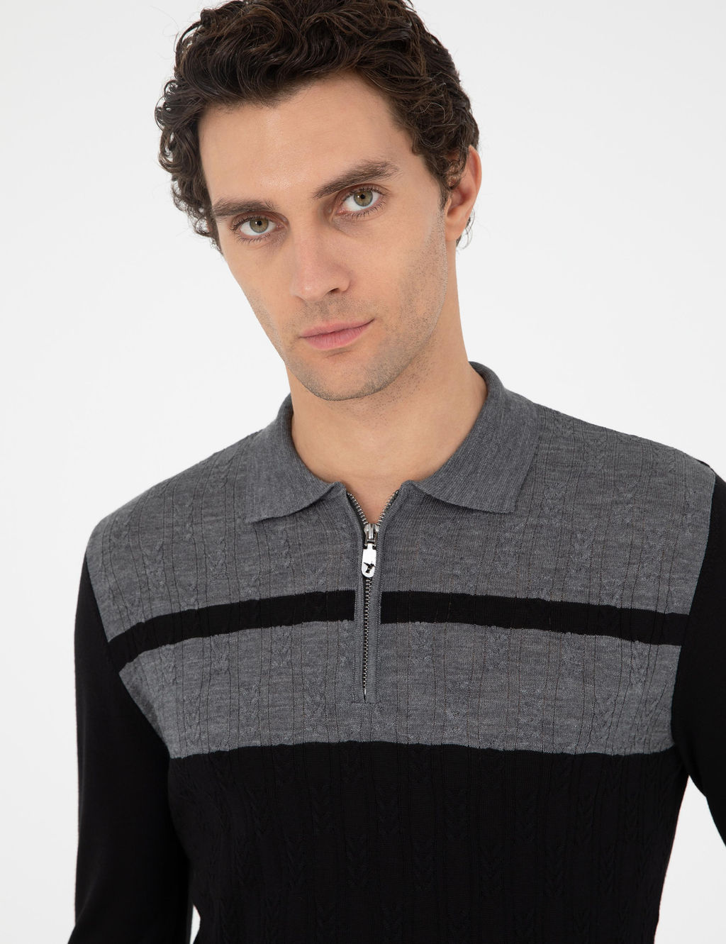 Черный трикотажный свитер приталенного кроя с воротником-поло и молнией - Cacharel фото 2