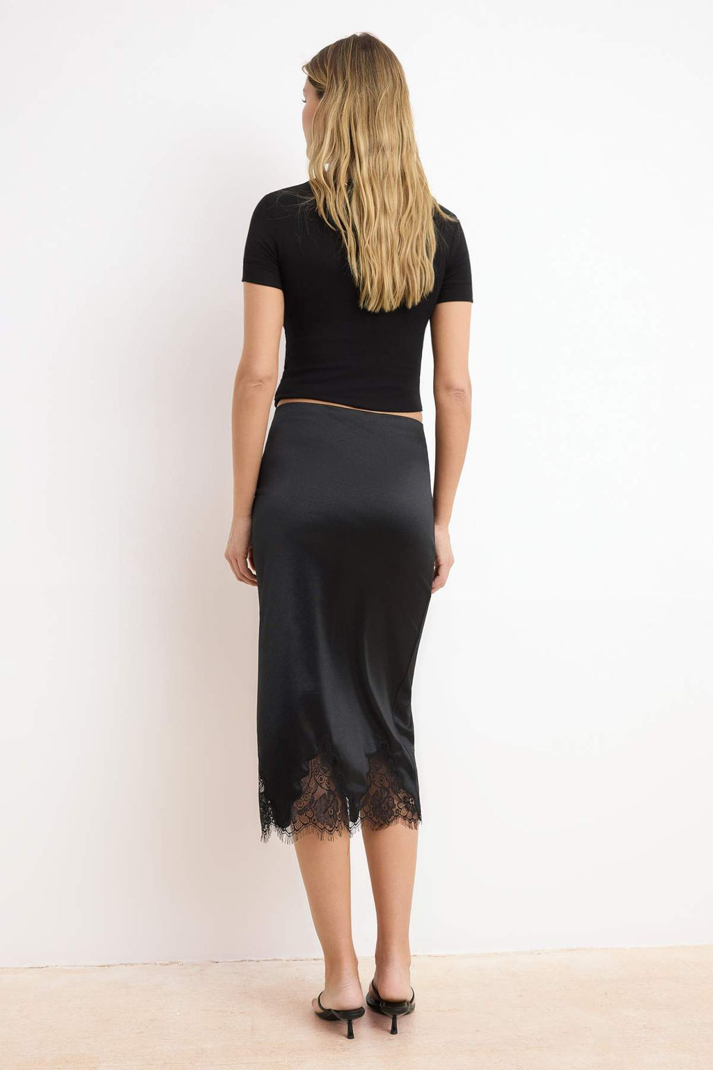 Siyah Bal?k Beli Lastikli Dantel Detayl? Normal Bel Midi Saten Orme Etek TWOSS26ET00047 - Trendyolmilla фото 4