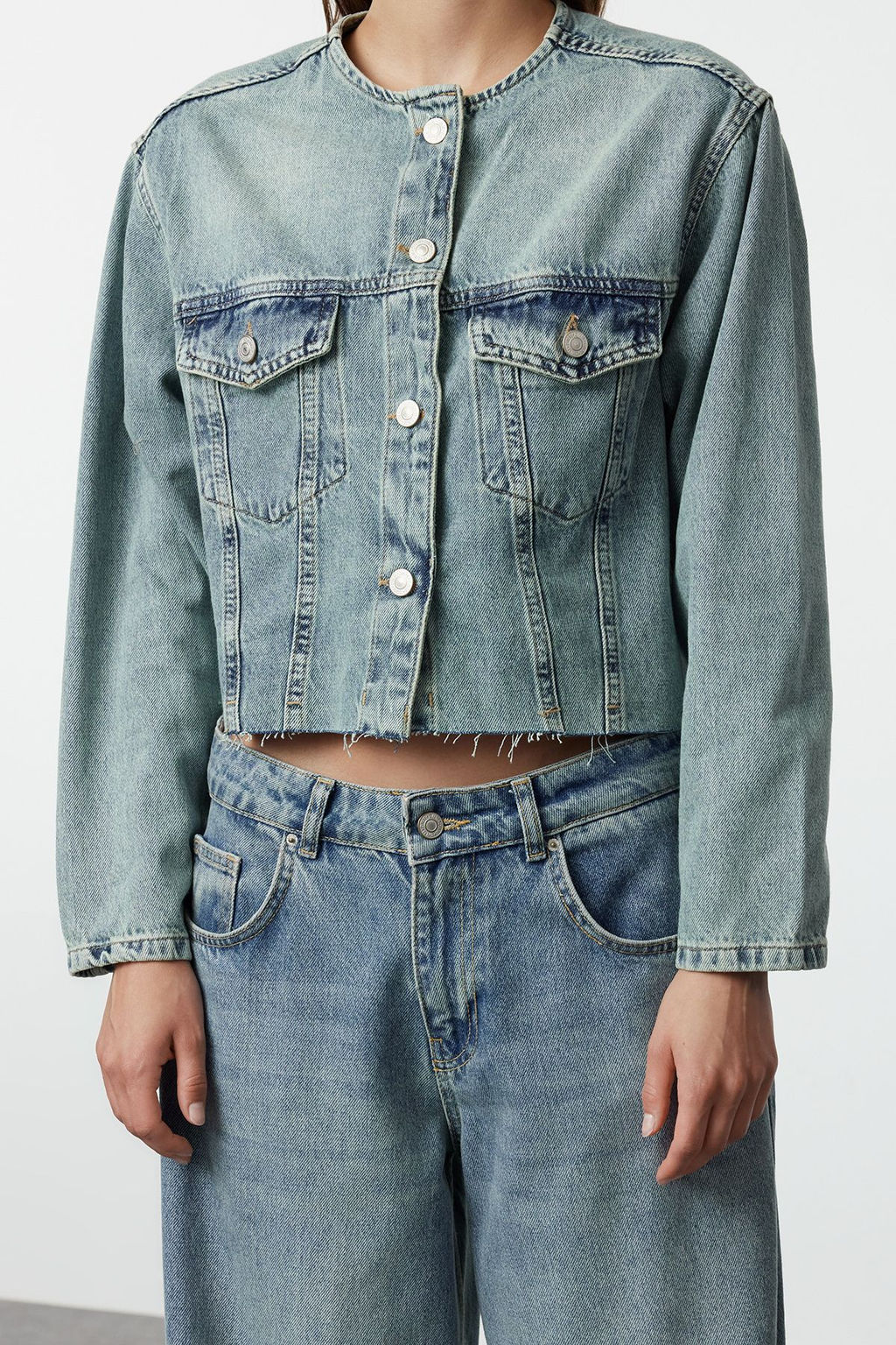 Mavi Soluk Efekt Vintage Yaka Detayl? Crop Denim Ceket TWOAW25CE00004 - Trendyolmilla фото 4
