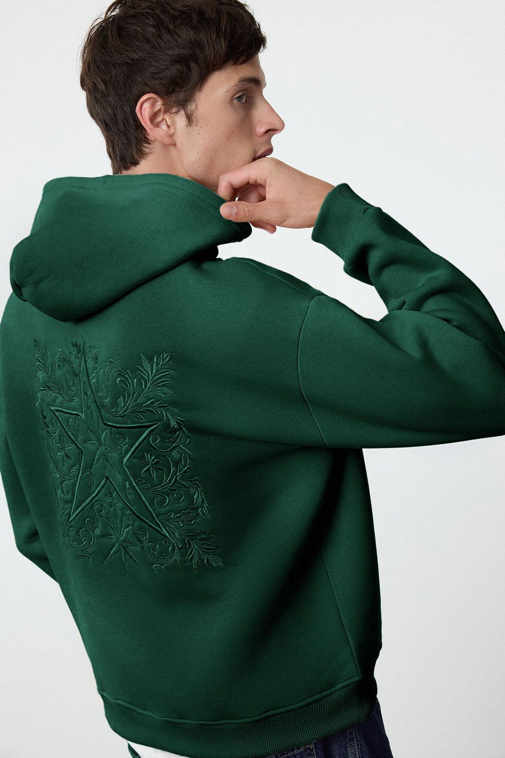 TRENDYOL MAN Antrasit Oversize/Genis Kesim S?rt? Nak?s Detayl? Kapusonlu Sweatshirt TMNAW25SW00142
