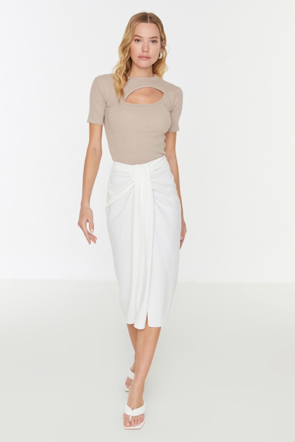 Trendyolmilla Siyah Cut Out Detayl? Fitted/Vucuda Oturan Bisiket Yaka Crop Fitilli Esnek Orme Bluz TWOSS22BZ0355  фото 17