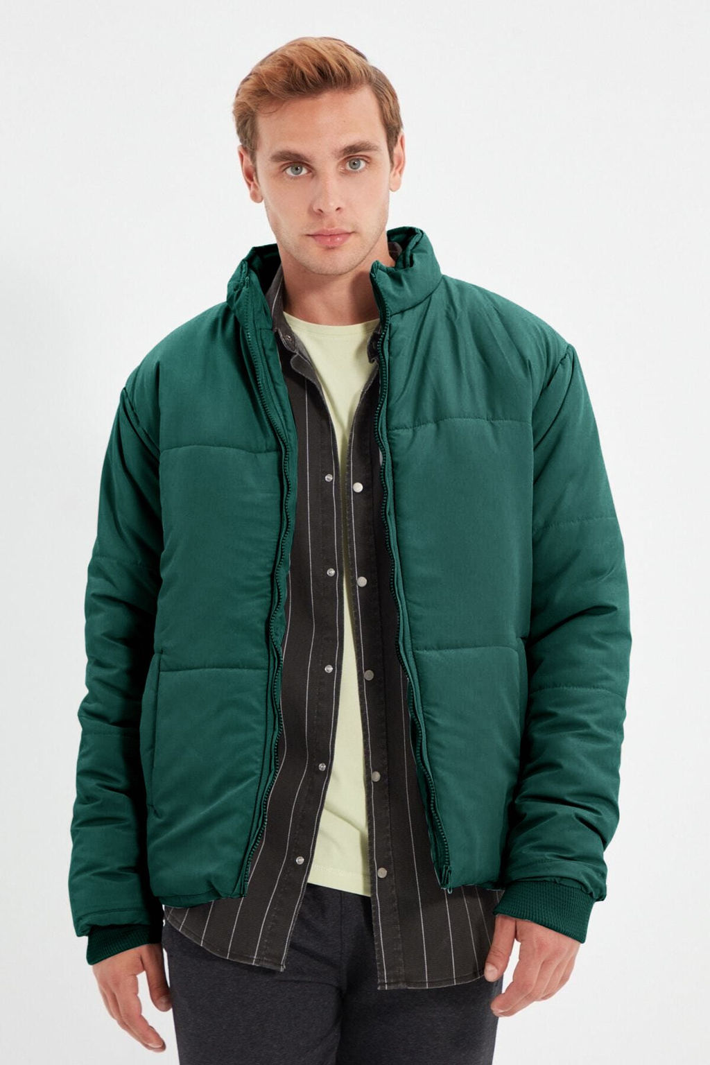 TRENDYOL MAN Koyu Yesil Regular Fit Cepli Ruzgara ve Suya Dayan?kl? Sisme Mont TMNAW22MO0091 - Trendyolmilla фото 17