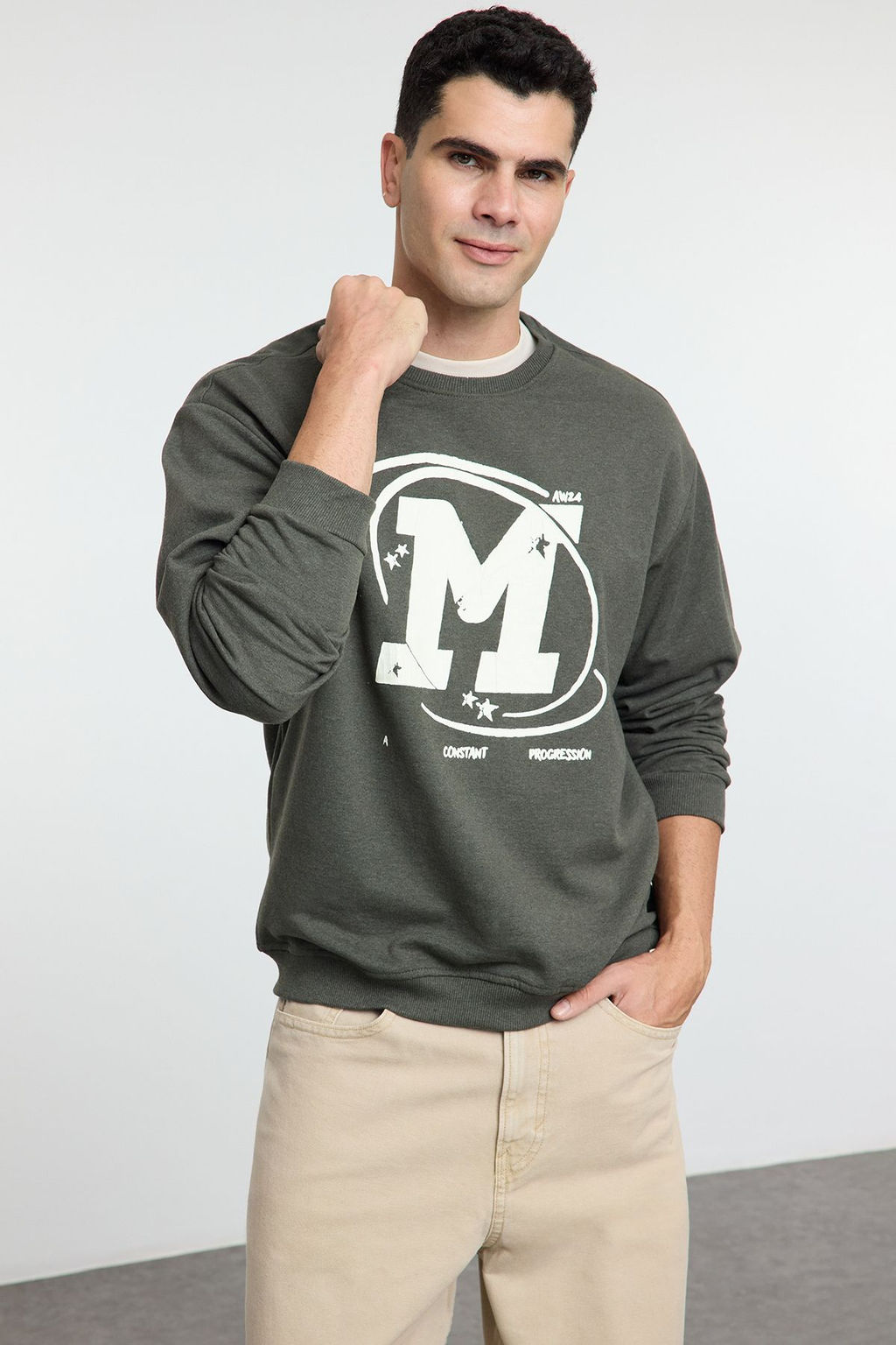 TRENDYOL MAN Haki Oversize/Genis Kesim Catlak Bask? Ici Polarl? Sweatshirt TMNAW25SW00062