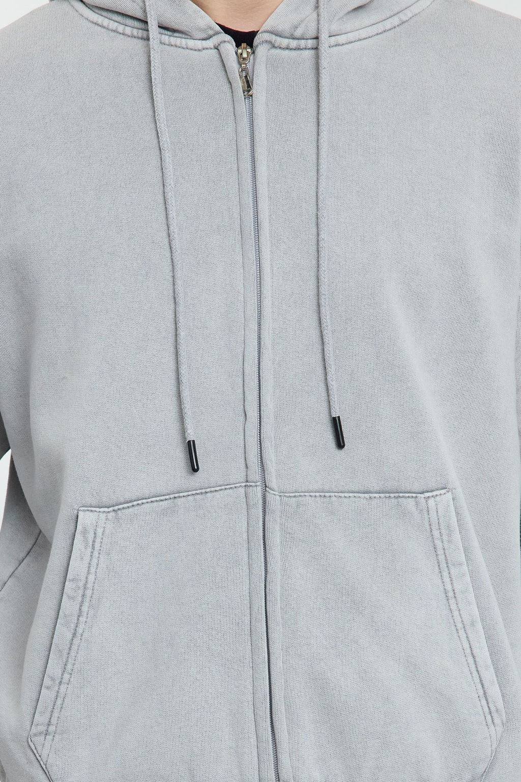 TRENDYOL MAN Gri Oversize/Genis Kesim Fermuarl? Crop/K?sa Kapusonlu Sweatshirt TMNAW25SW00171 - Trendyolmilla фото 4