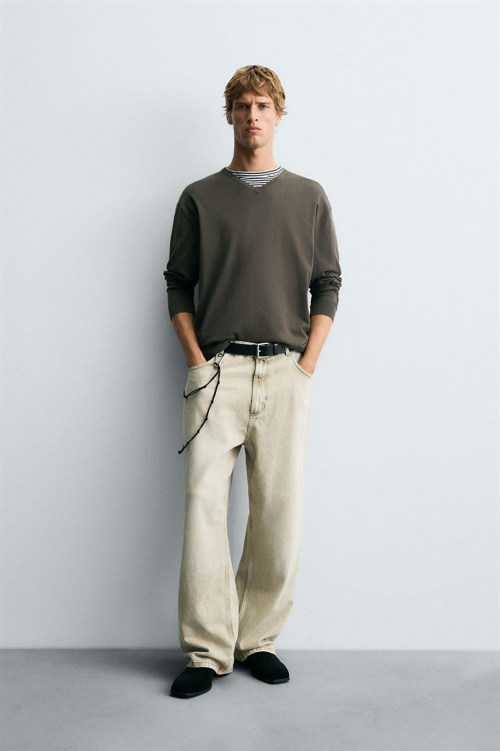 BASIC V-NECK SWEATER