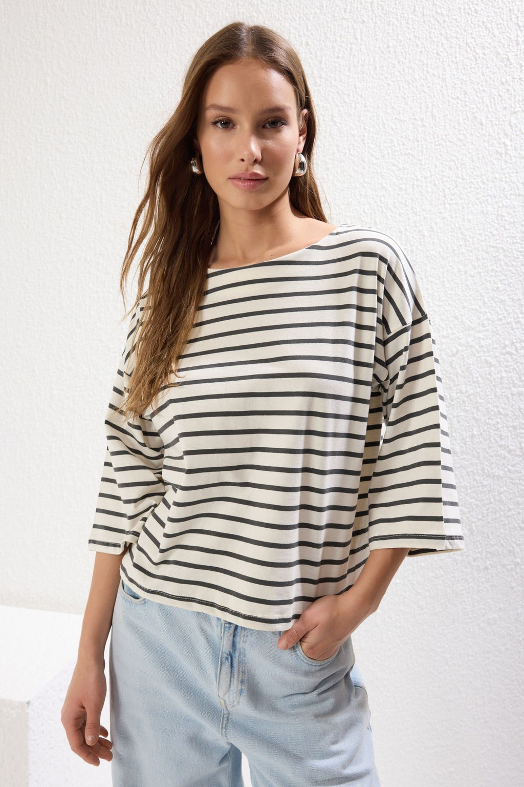 TRENDYOLMILLA Antrasit Cizgili Relaxed/Rahat Kal?p Truvakar Kol Orme T-Shirt TWOSS25TS00115