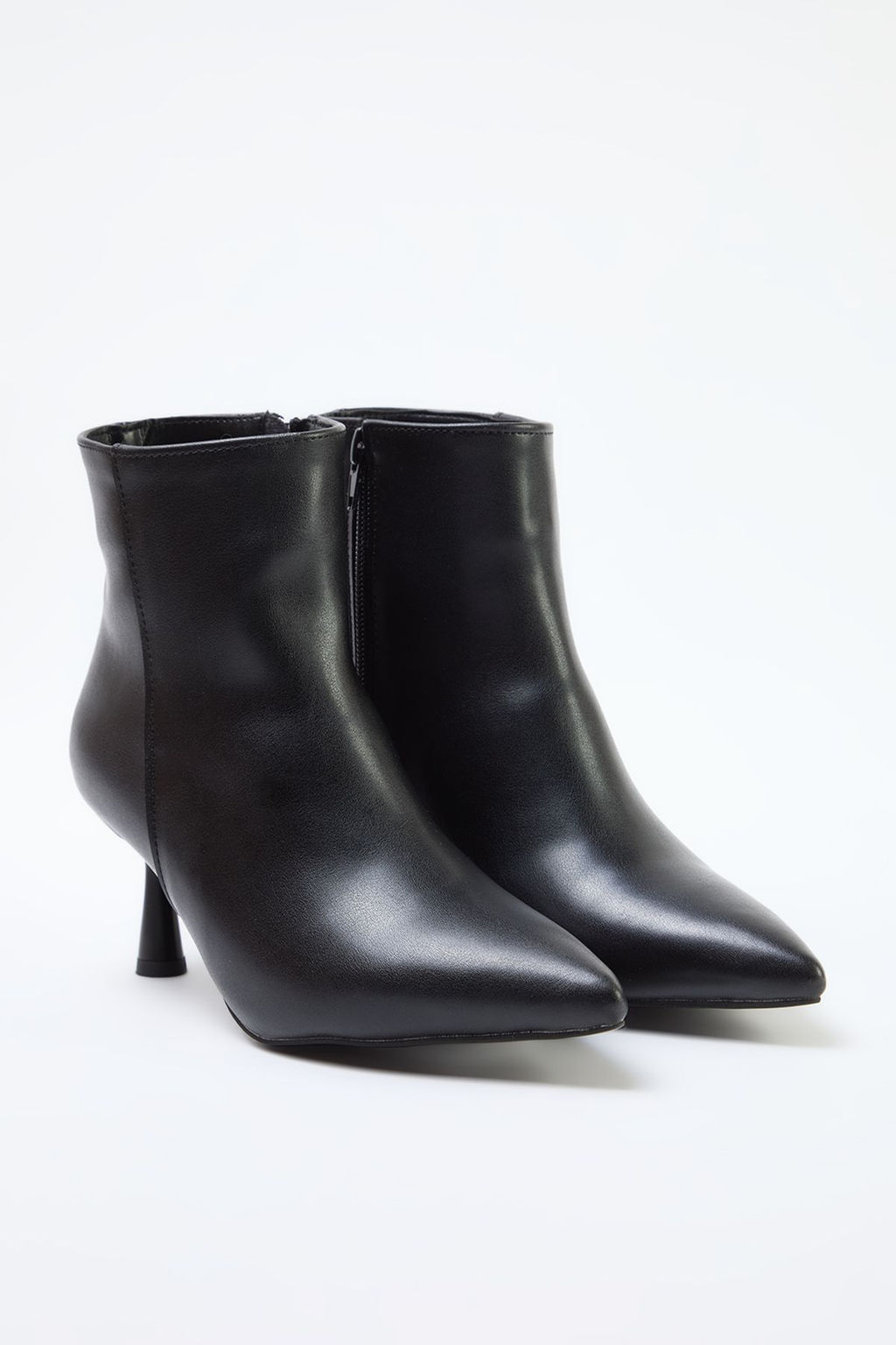 Trendyol Shoes Siyah Sivri Burun Kad?n Ince Topuklu Yar?m Bot TAKAW25BO00016