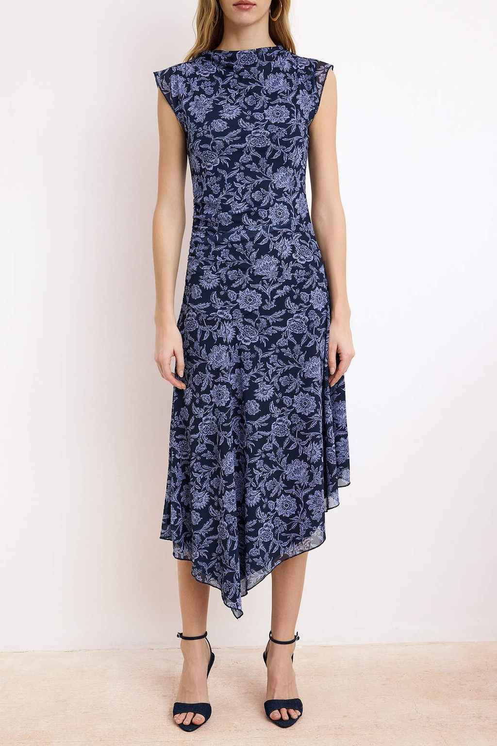 Cok Renkli Bask?l? Belden Ac?lan Kay?k Yaka Kolsuz Buzgulu Maxi Tul Orme Elbise TWOSS26EL00028