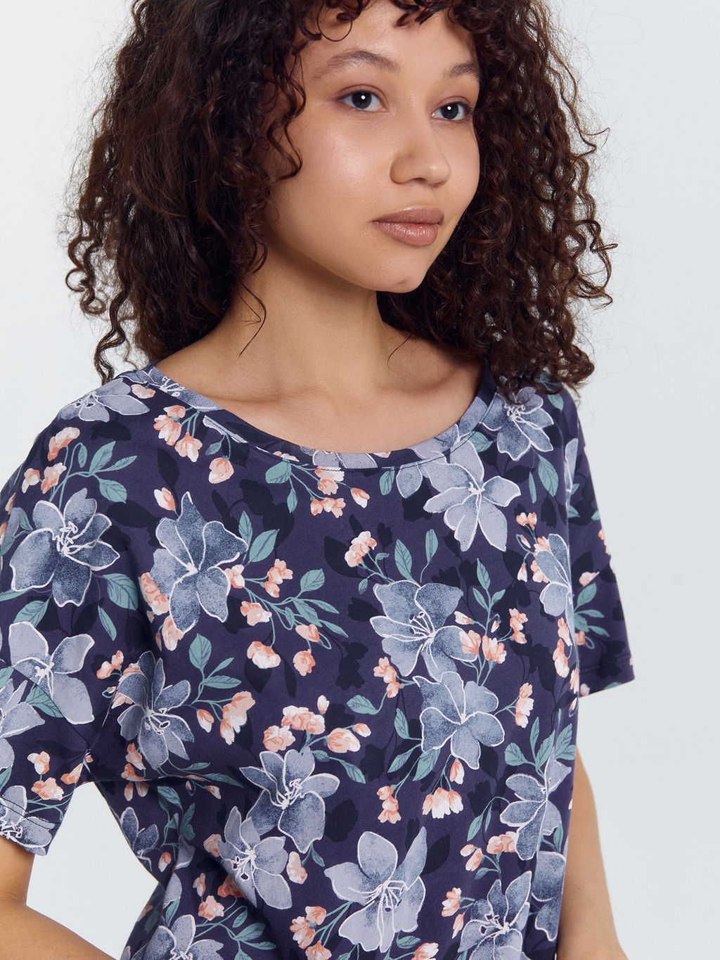 Сорочка ночная женская синяя с акварельными цветами - Mark formelle фото 12