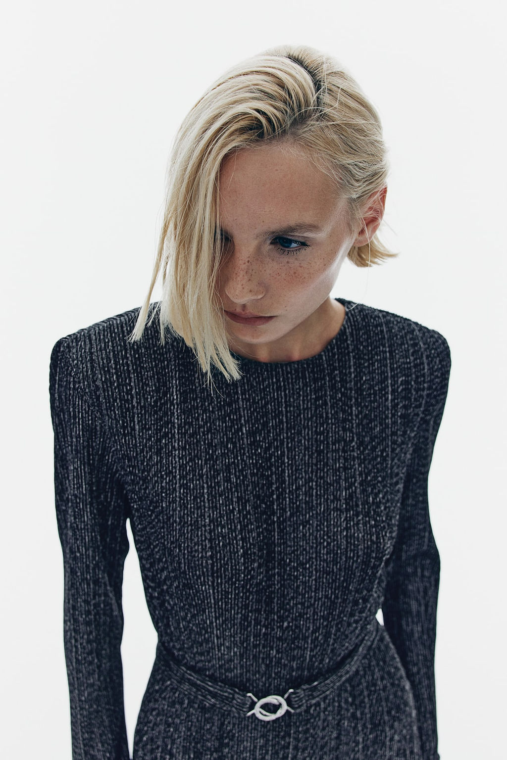 Vestido plisado con hombreras - H&m фото 2