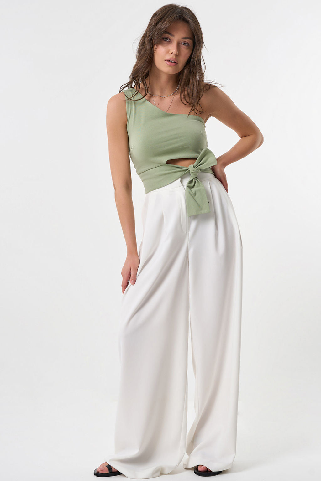 Кроп-топ трикотажный на одно плечо шалфей