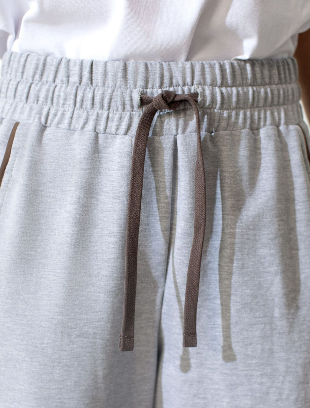 Брюки с лампасами и разрезами из эластичного футера двухнитки без начеса - Vilatte фото 2