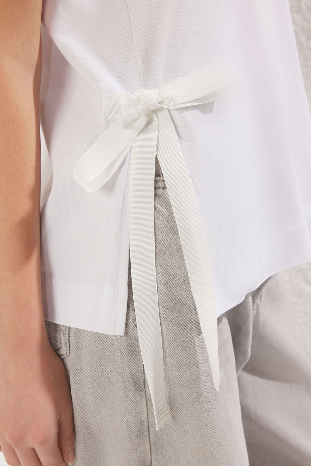 TRENDYOLMILLA Beyaz %100 Pamuk Yan Baglama Detayl? Relaxed/Rahat Kesim Orme T-Shirt TWOSS25TS00074  фото 4