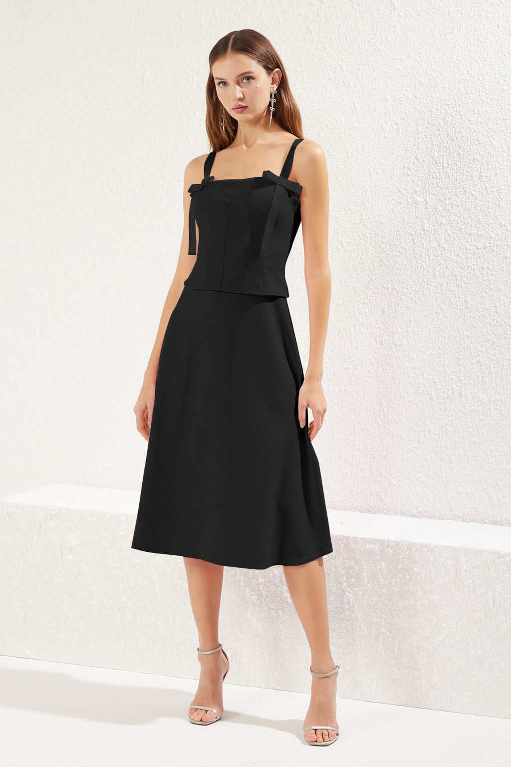 TRENDYOLMILLA Siyah A-Kesim Fiyonk Detayl? Dokuma S?k Midi Elbise TPRSS25EL00079