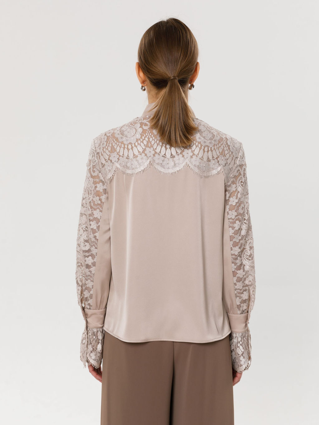 Блузка с кружевом
