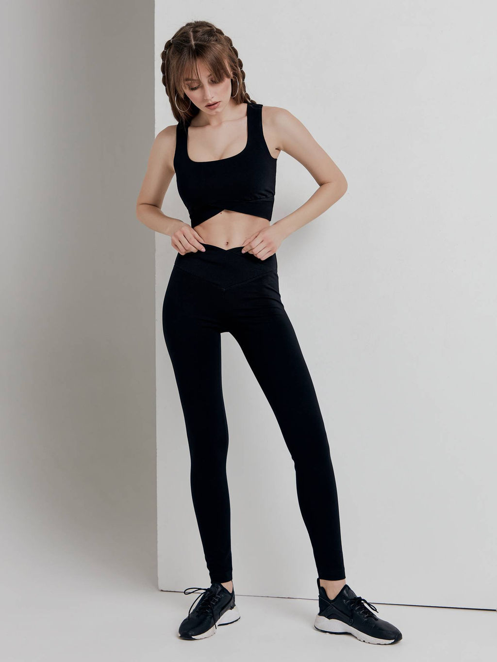 CONTE Укороченный спортивный топ с фигурным низом LTD 1716 black black