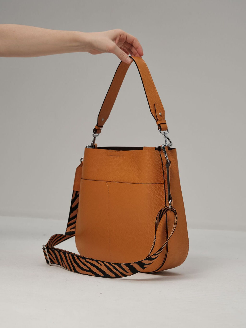 Сумка кожаная на плечо Azaro 30868 оранжевый карандаш