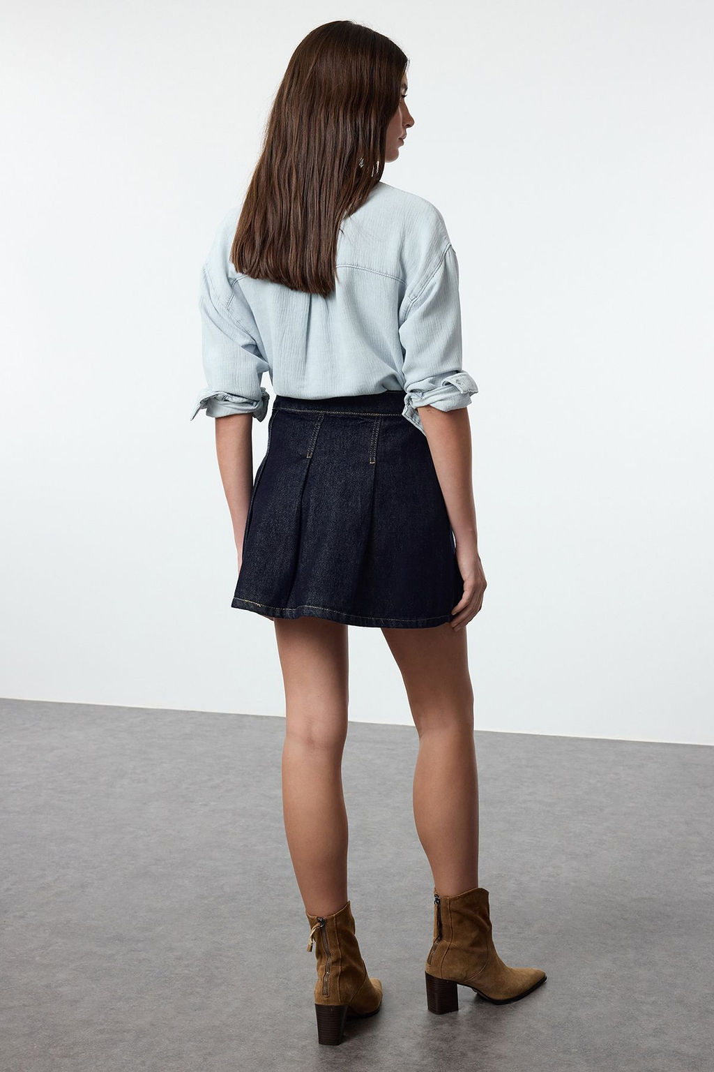 Lacivert Pileli Yuksek Bel Mini Denim Etek TWOAW25ET00114 - Trendyolmilla фото 5