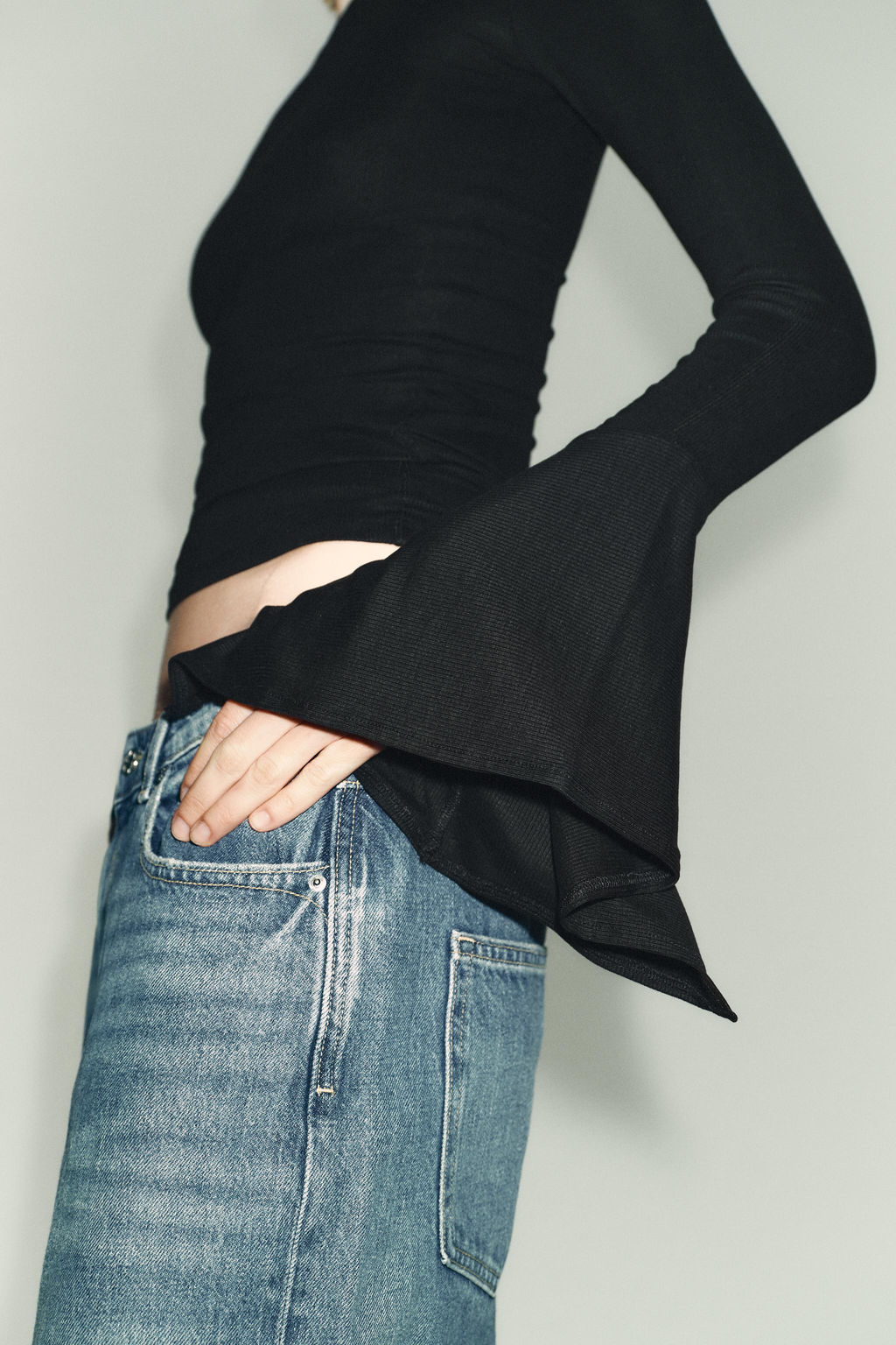 T-SHIRT WITH RUFFLE SLEEVES - Zara фото 3