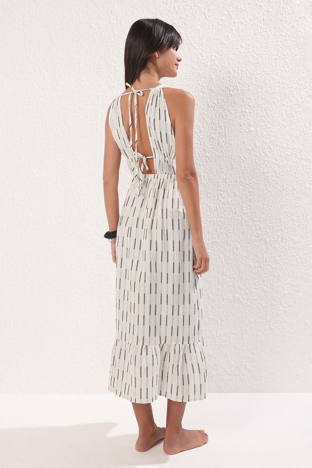 Trendyolmilla Siyah Cizgi Desenli Maxi Dokuma Plaj Elbise TBESS25EL00108