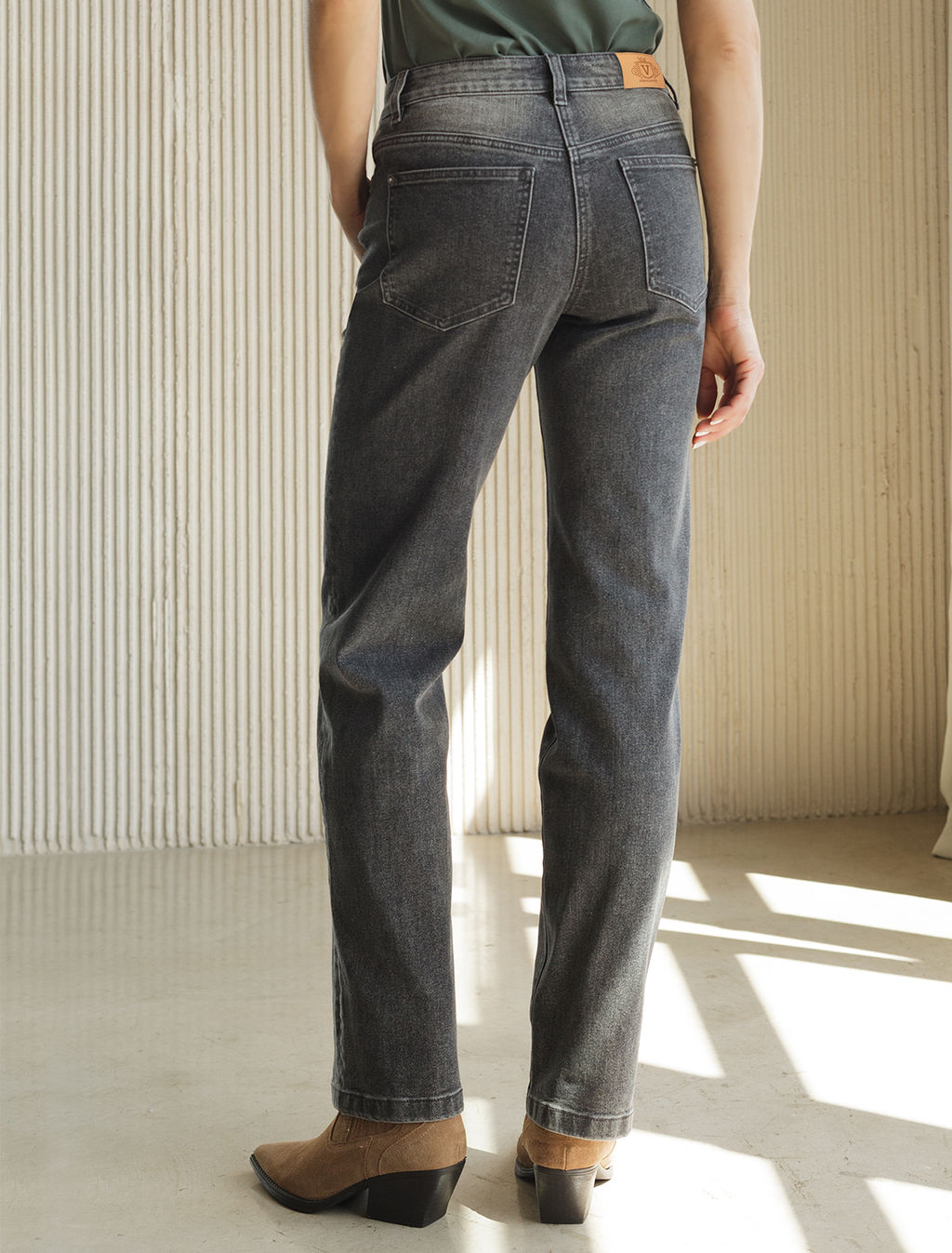 Джинсы прямые Regular fit с декоративной стиркой из эластичного денима - Vilatte фото 2